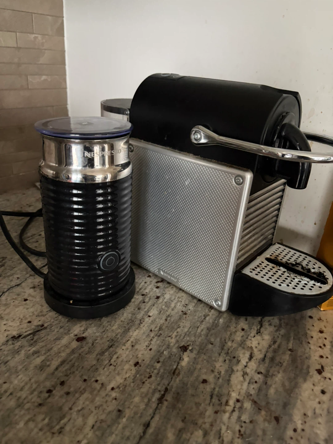 Nespresso Original Machine with Nespresso Milk Frother - photo 2