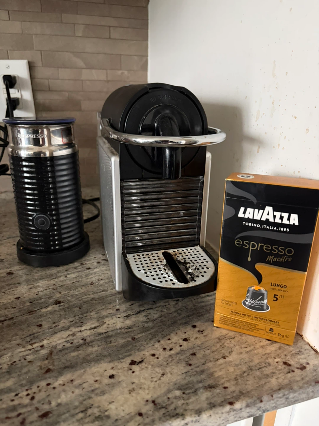 Nespresso Original Machine with Nespresso Milk Frother - photo 3