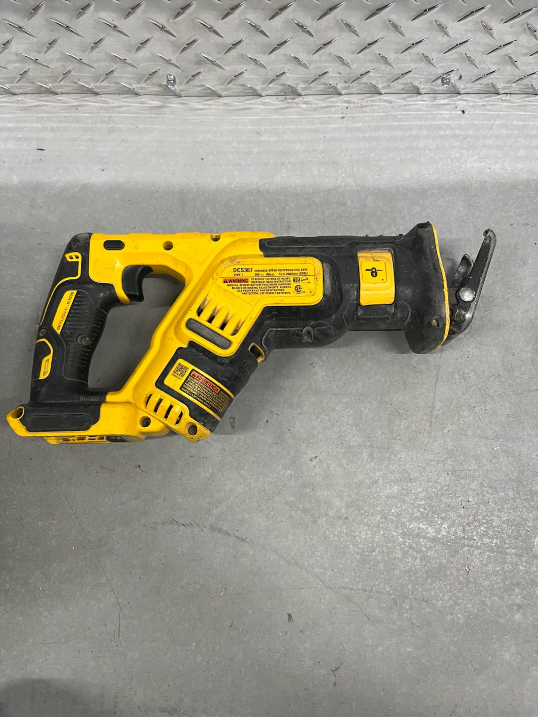 DEWALT DCS367 XR 20V MAX Cordless Reciprocating Saw - photo 2