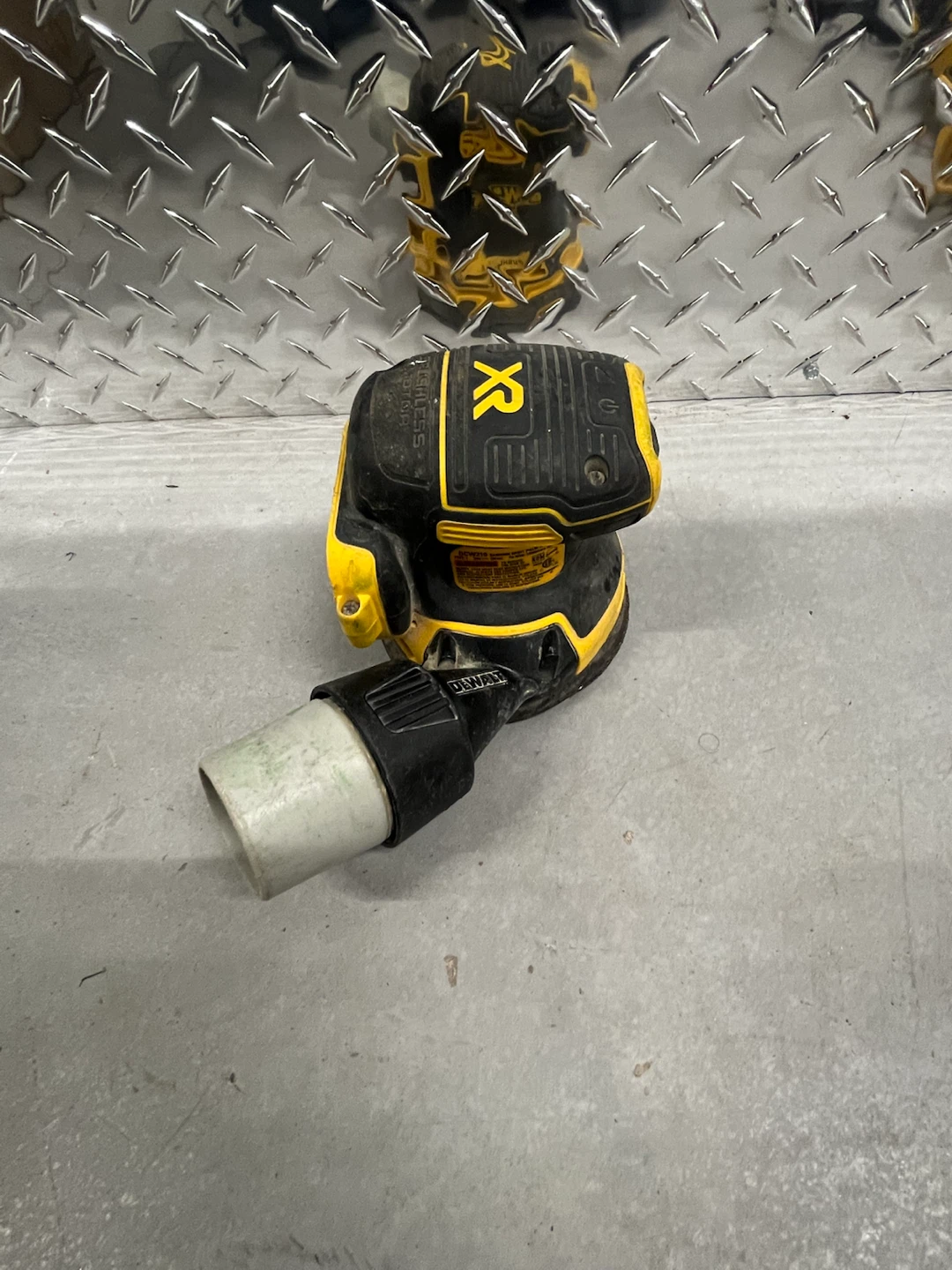 DEWALT DCW210 Random Orbit Palm Sander - photo 2