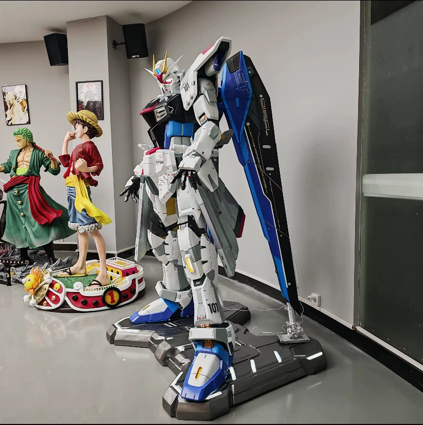 Gundam Freedom Statue - photo 2