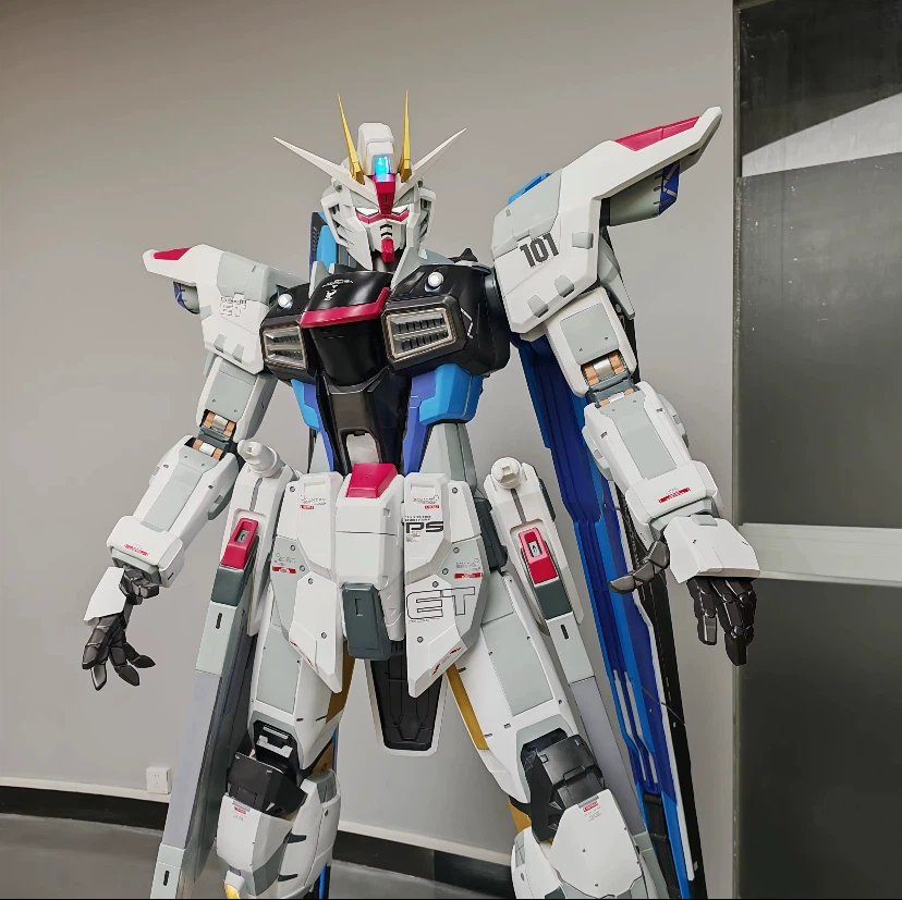 Gundam Freedom Statue - photo 3