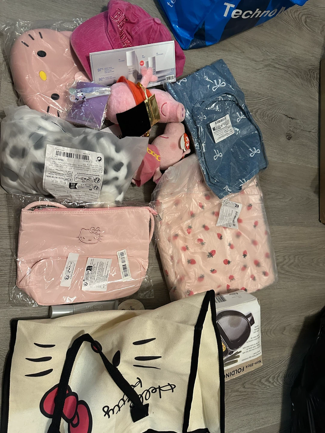 Hello Kitty Mystery Bundle – Bags, Plush & More 🎀 - photo 2