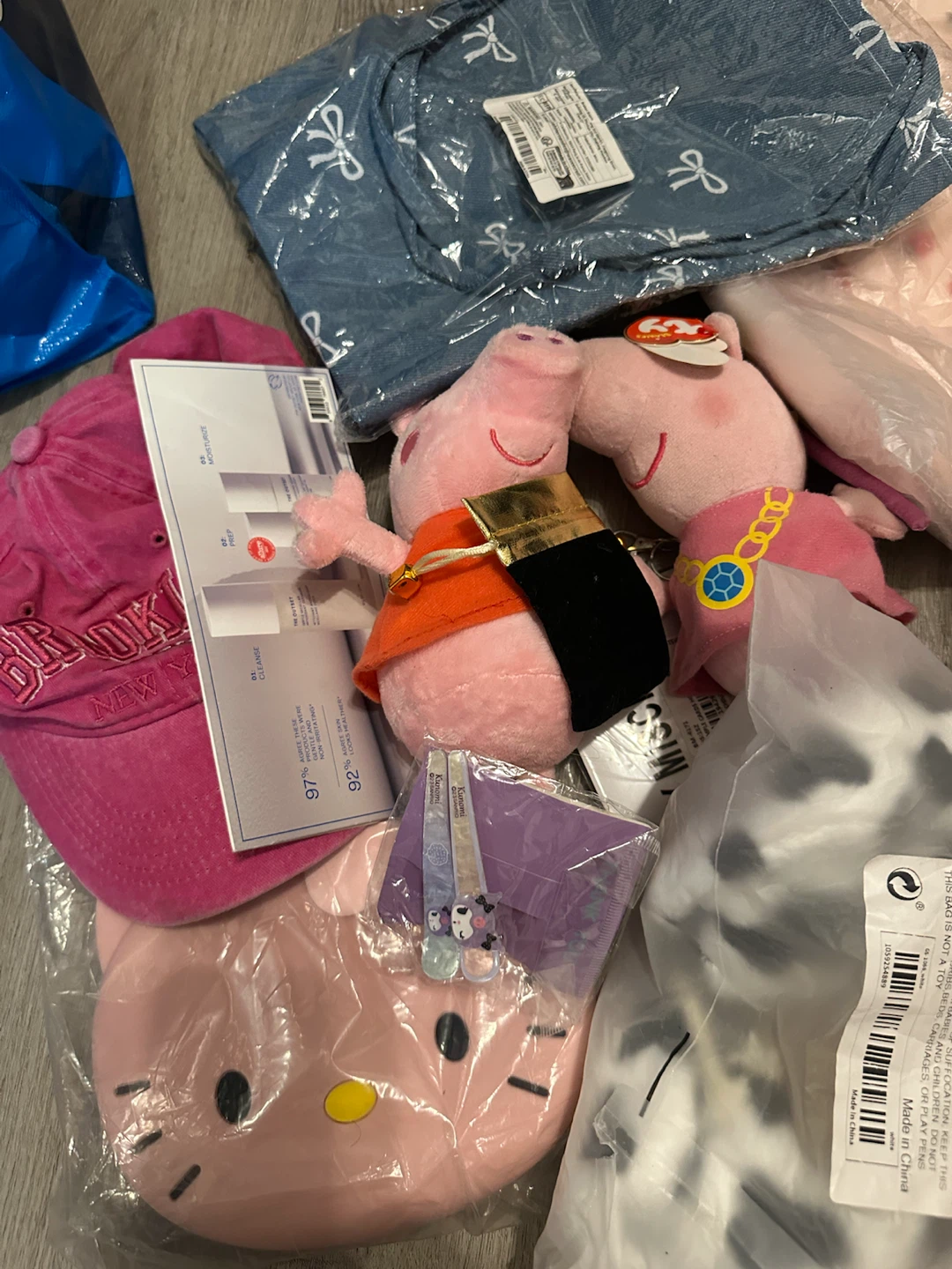 Hello Kitty Mystery Bundle – Bags, Plush & More 🎀 - photo 3
