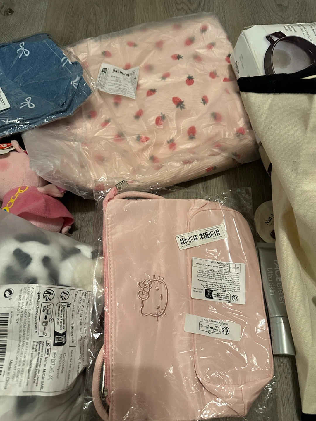 Hello Kitty Mystery Bundle – Bags, Plush & More 🎀 - photo 4