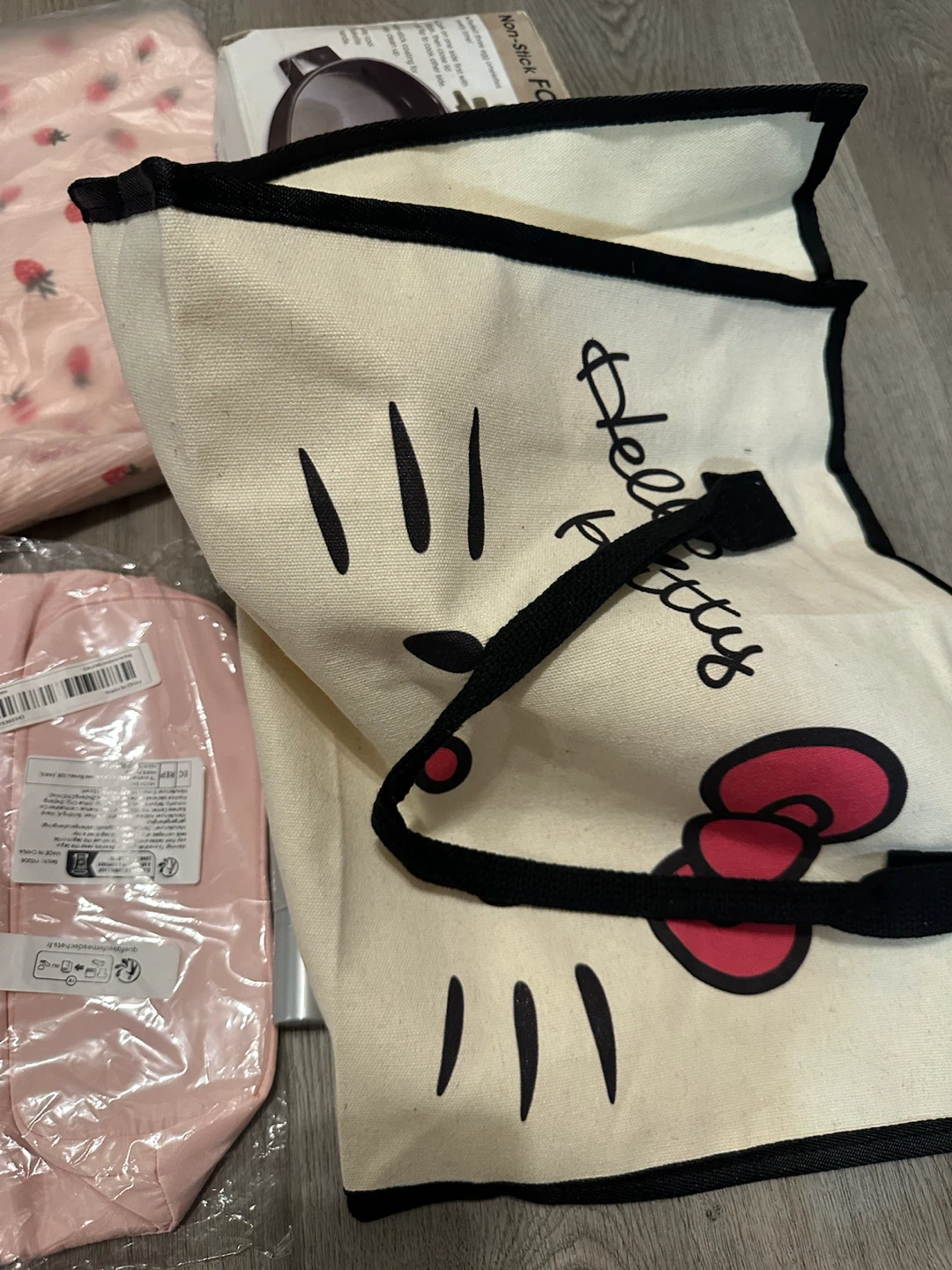 Hello Kitty Mystery Bundle – Bags, Plush & More 🎀 - photo 5