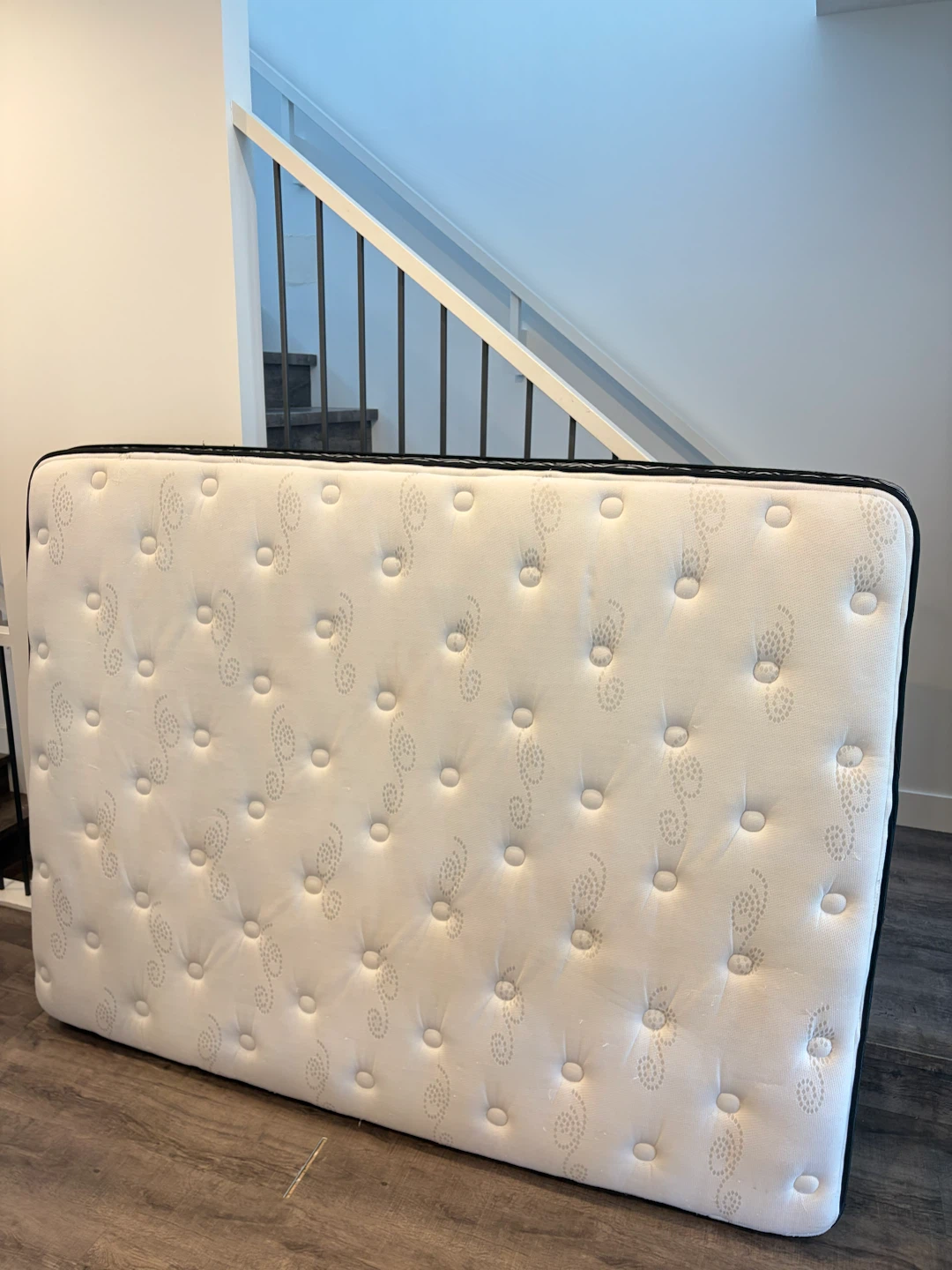 Sealy Queen mattress 10” in good condition