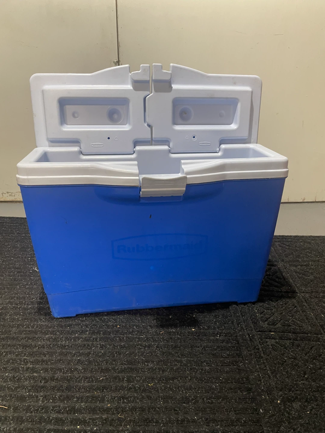 Rubbermaid Blue Cooler