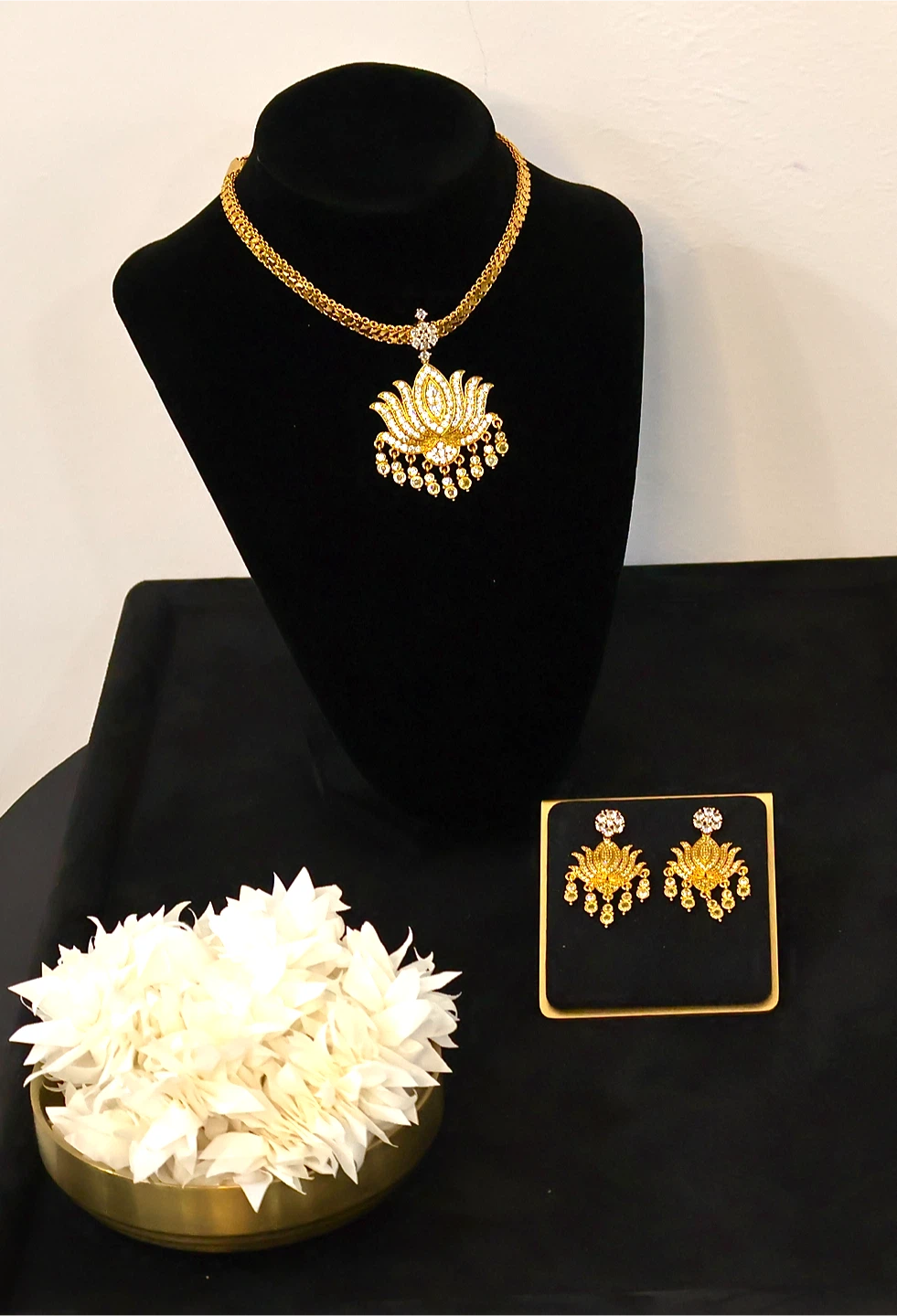 LOTUS PENDANT NECKLACE SET- BRAND NEW!!!