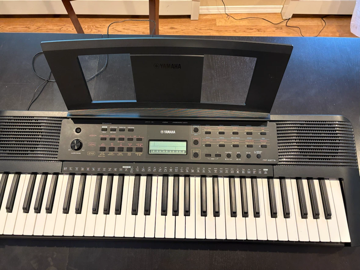 Yamaha PSR-E273 Digital Keyboard