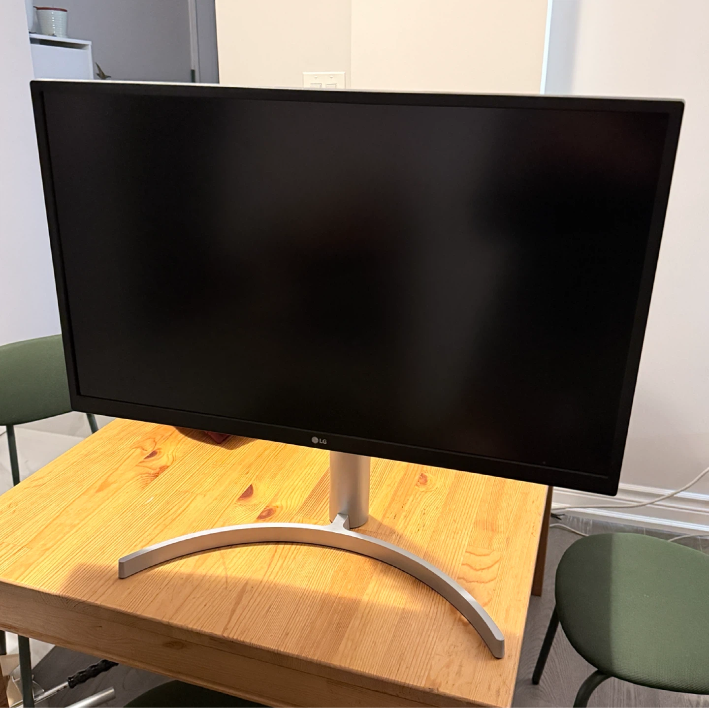 LG 27” 4K 27UL550-W Monitor