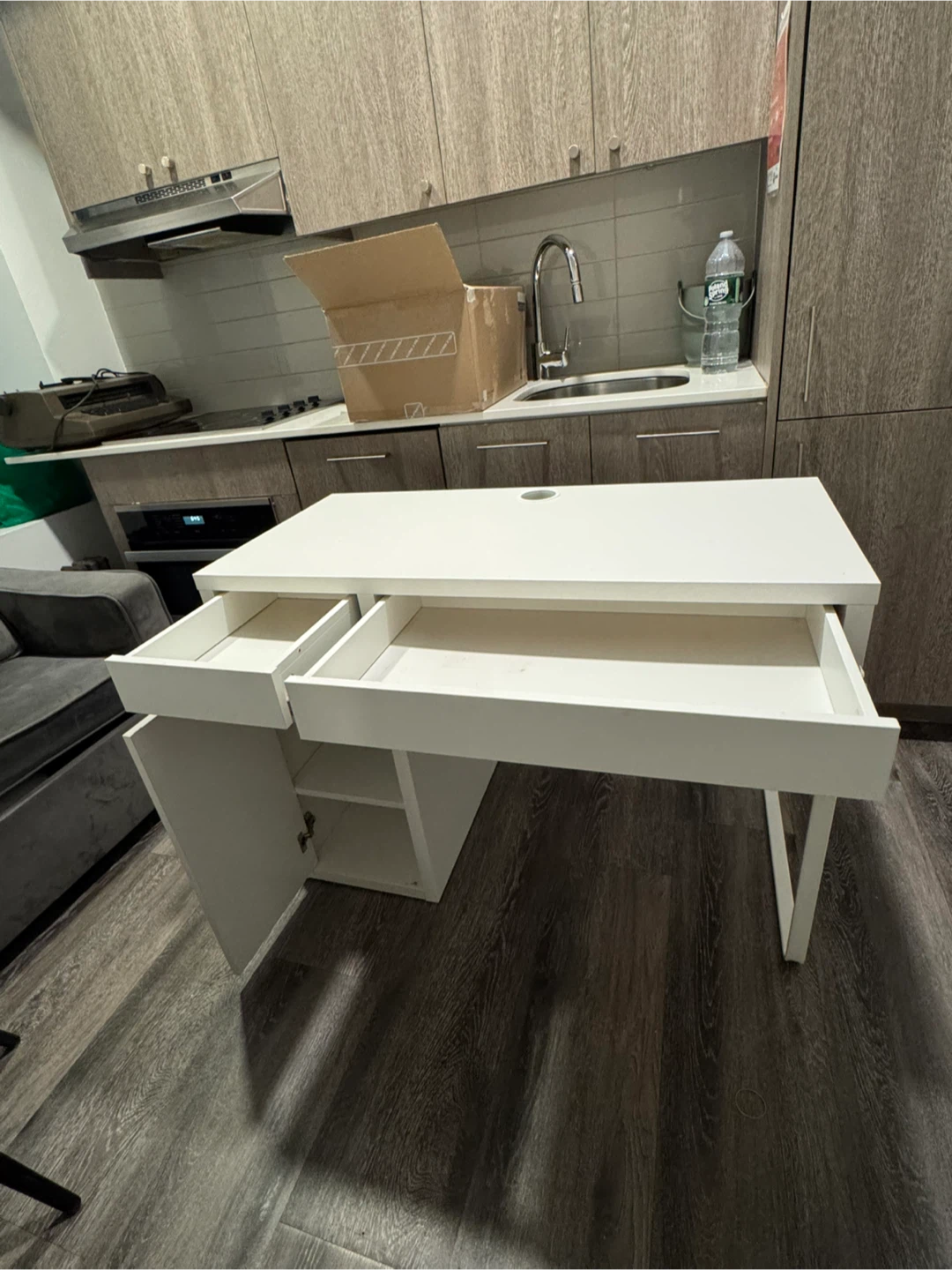 Durable wooden study desk, white, modern, barely used - photo 2