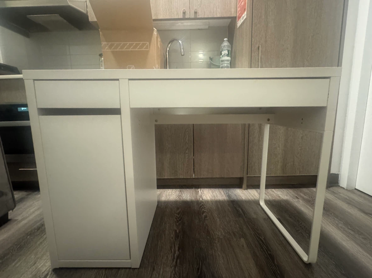 Durable wooden study desk, white, modern, barely used - photo 3