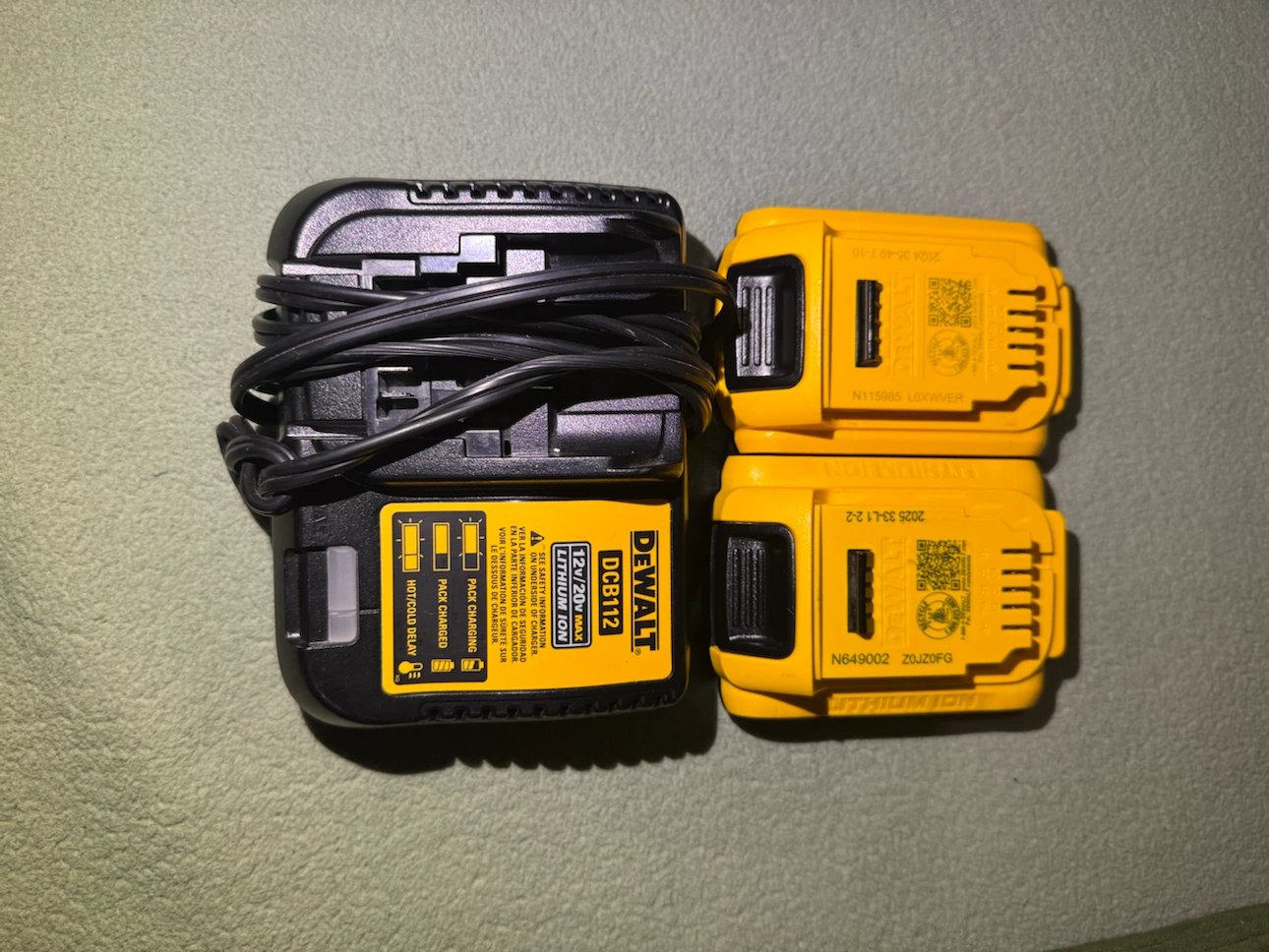 DEWALT 20V MAX Lithium Ion Battery & Charger Combo - photo 2