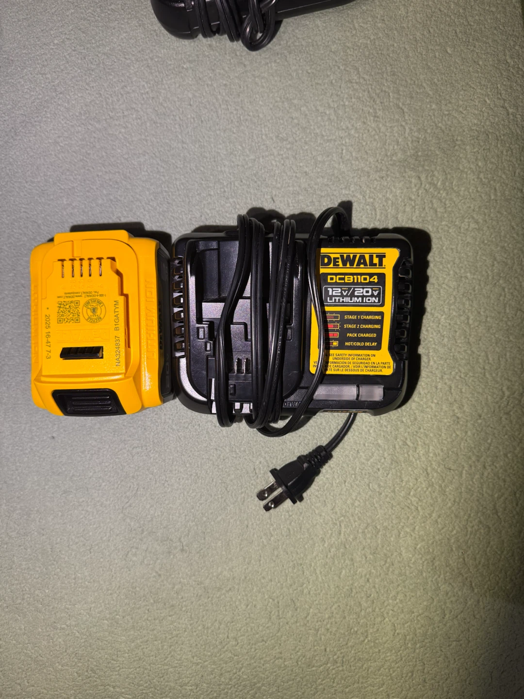 Dewalt 20V 5Ah Lithium Ion Battery & DCB1104 Charger