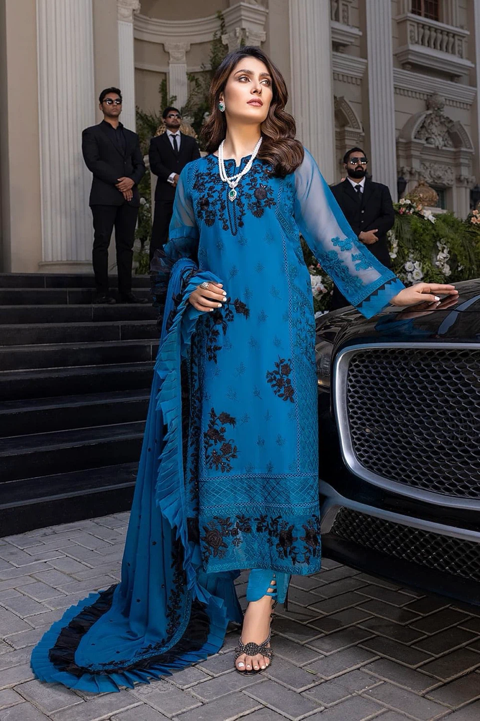 Women's Embroidered Kurti with Pants and Dupatta - photo 2
