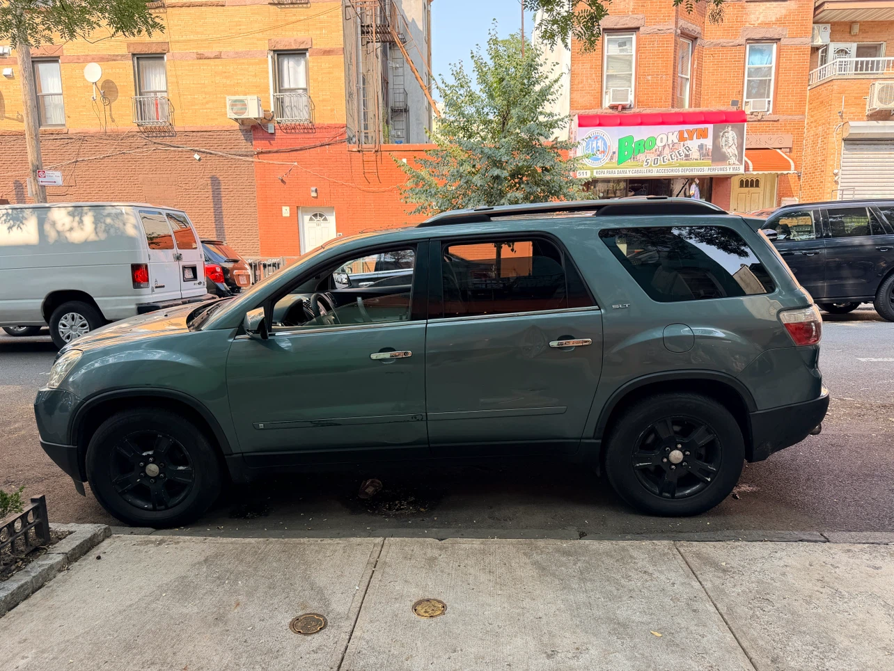 2008-2012 GMC Acadia SUV - photo 2