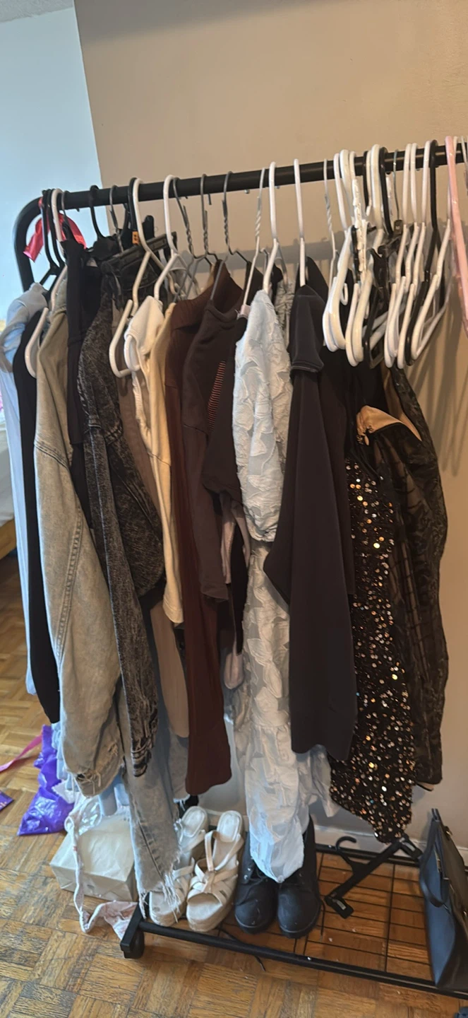 CLOSEST CLEAR OUT: (moving sale) surprise bags of 10 pcs - photo 2