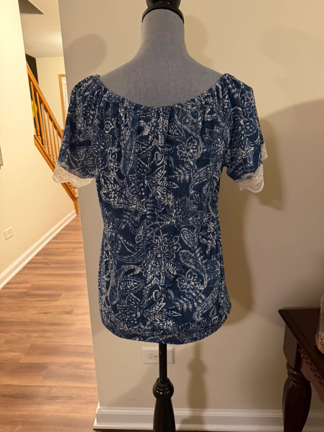 Blue & White Paisley Print Blouse with Lace Trim - photo 3