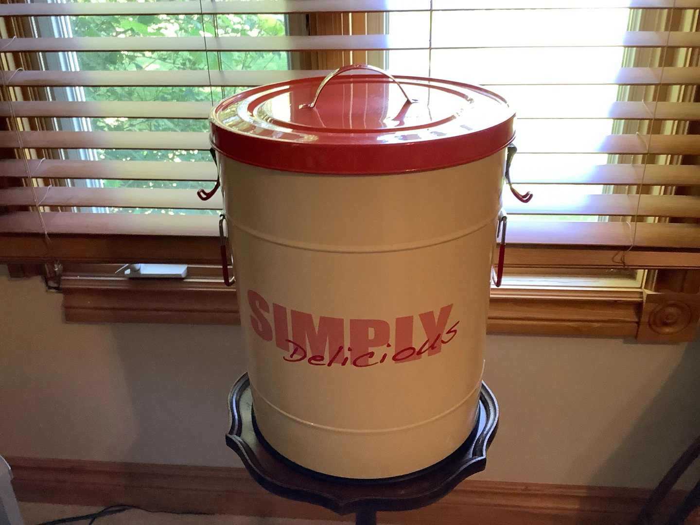 “Simply Delicious” Powder Coated Steel Pet Food Container 🐞