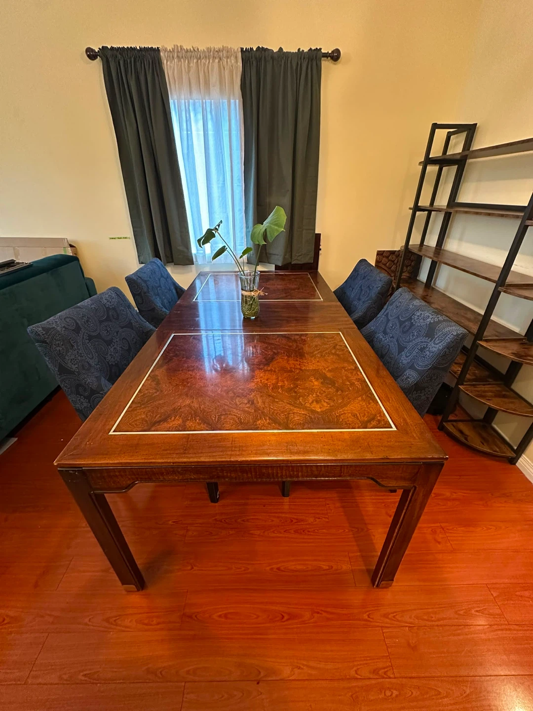 Large beautiful dining table with leafs - to make it extra large