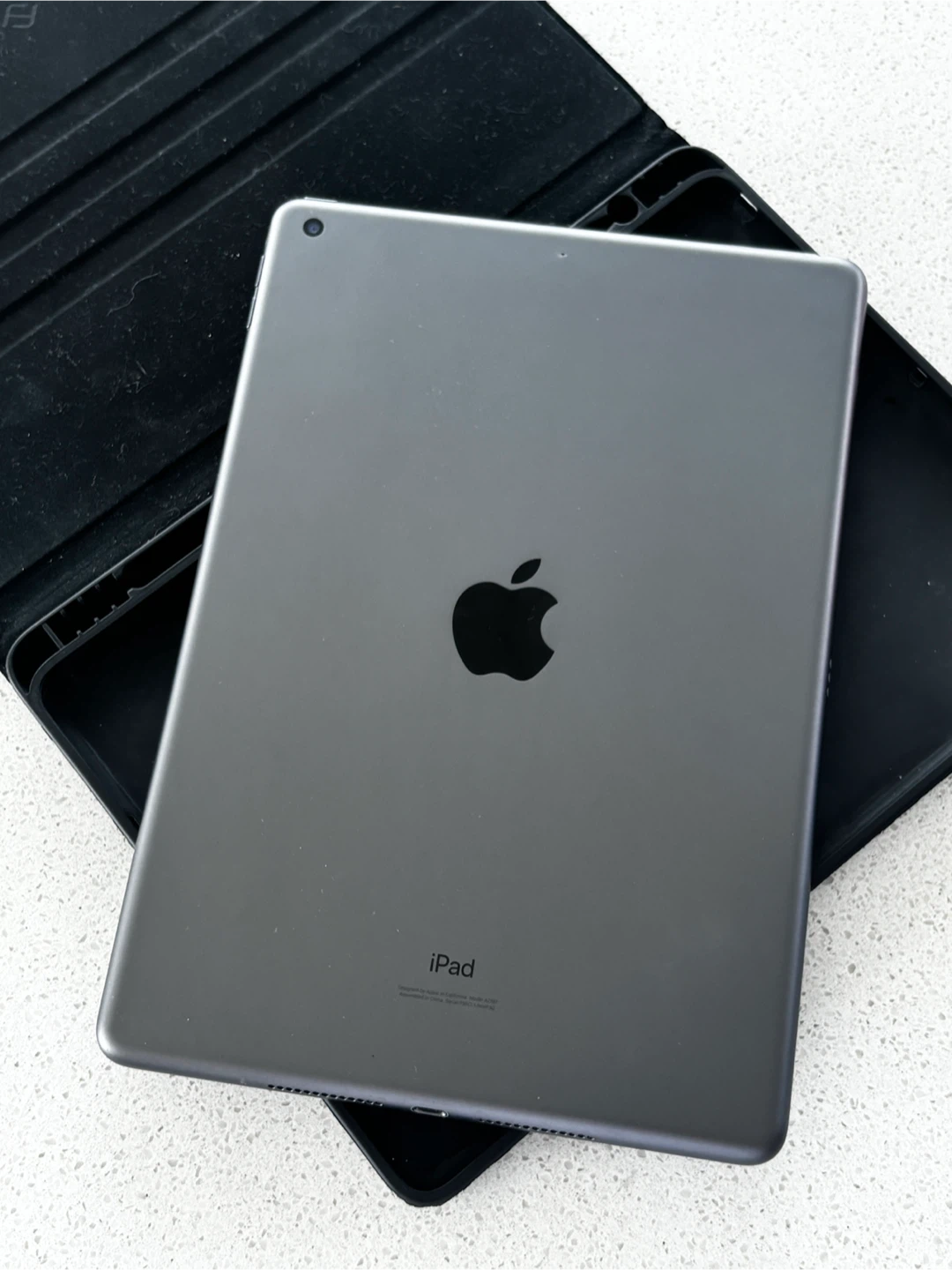 Apple iPad 7th Generation w/ Case (BROKEN LOGICBOARD)