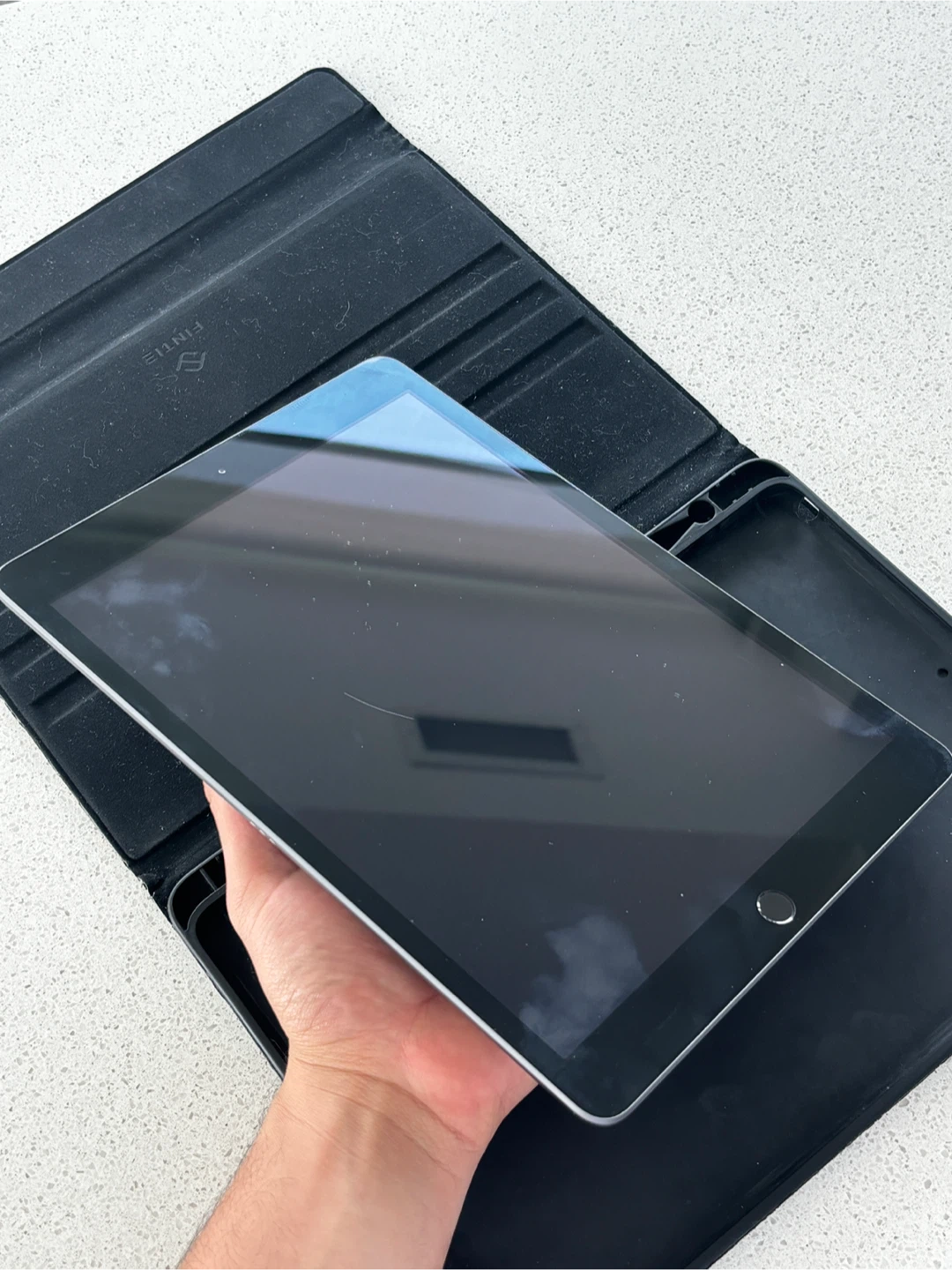 Apple iPad 7th Generation w/ Case (BROKEN LOGICBOARD) - photo 4