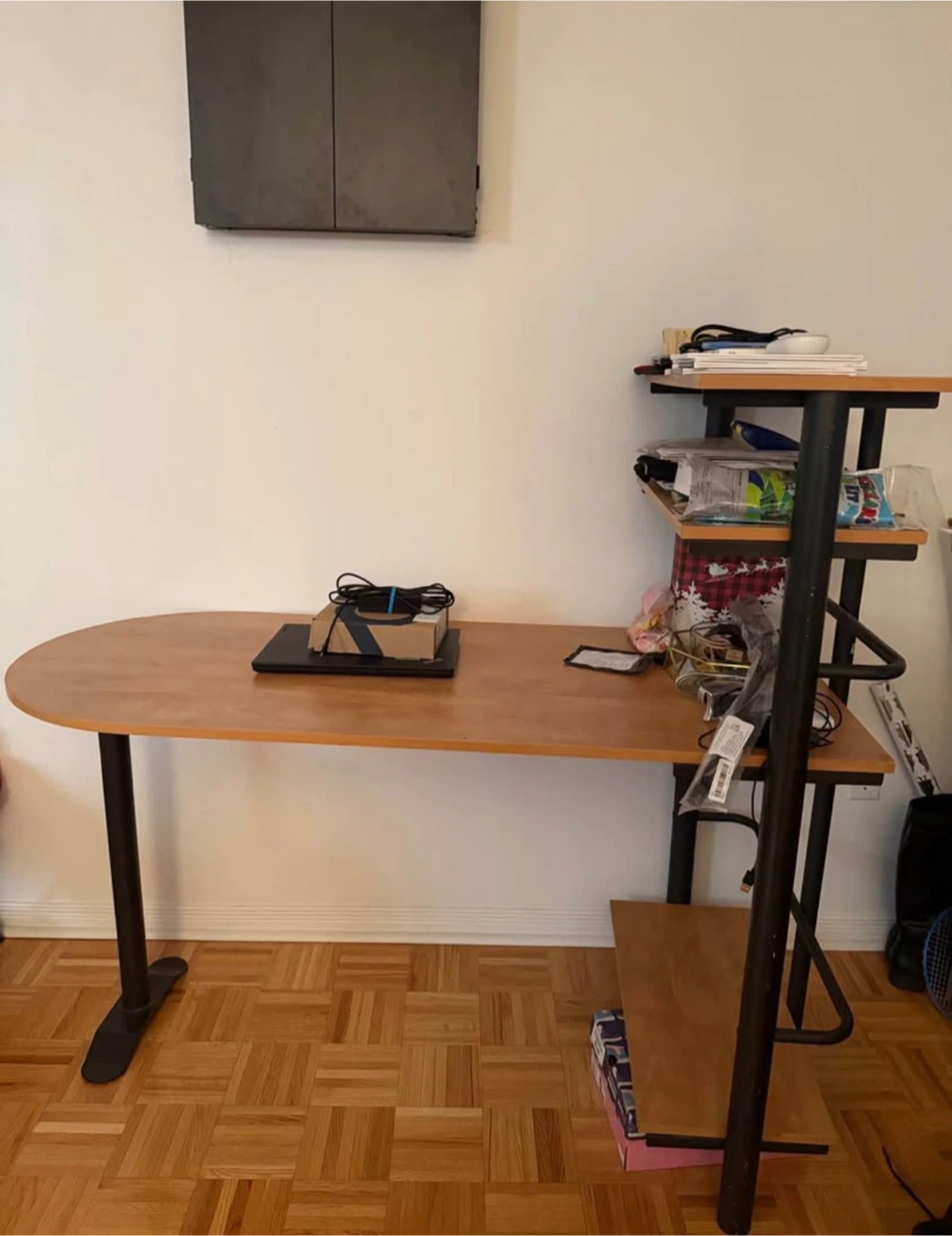 Modern Computer Desk with Storage Shelves – Like New