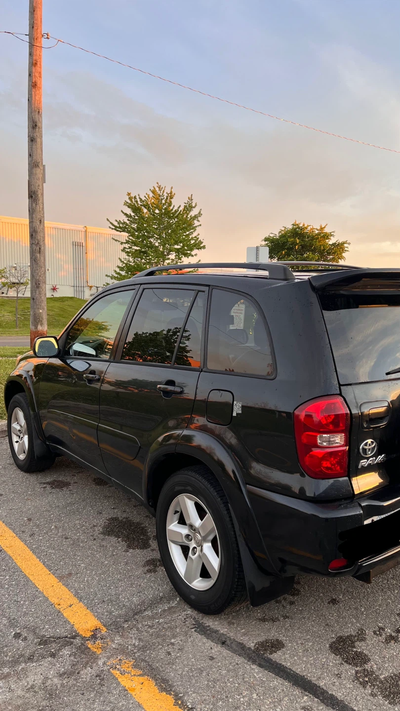 2005 Toyota RAV4 - photo 2