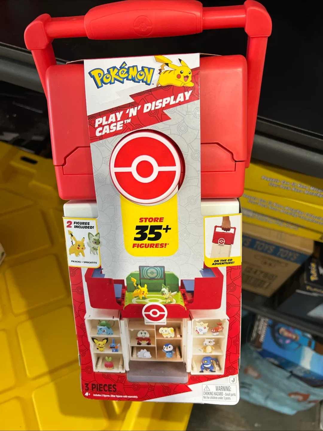 Pokémon Play 'n Display Case with Pikachu & Sprigatito Figures