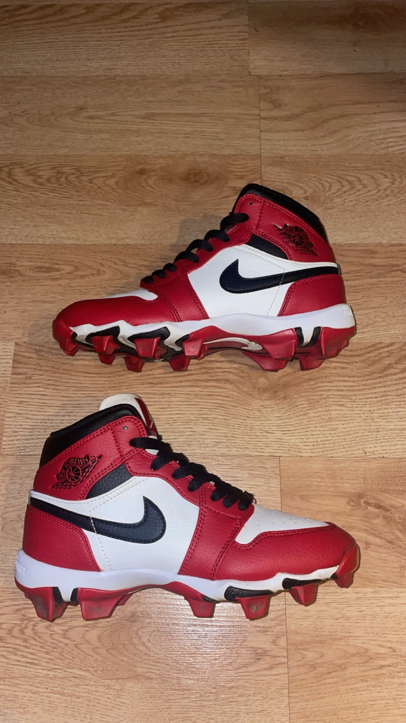 Size 4.5y Jordan 1 cleat 15$
