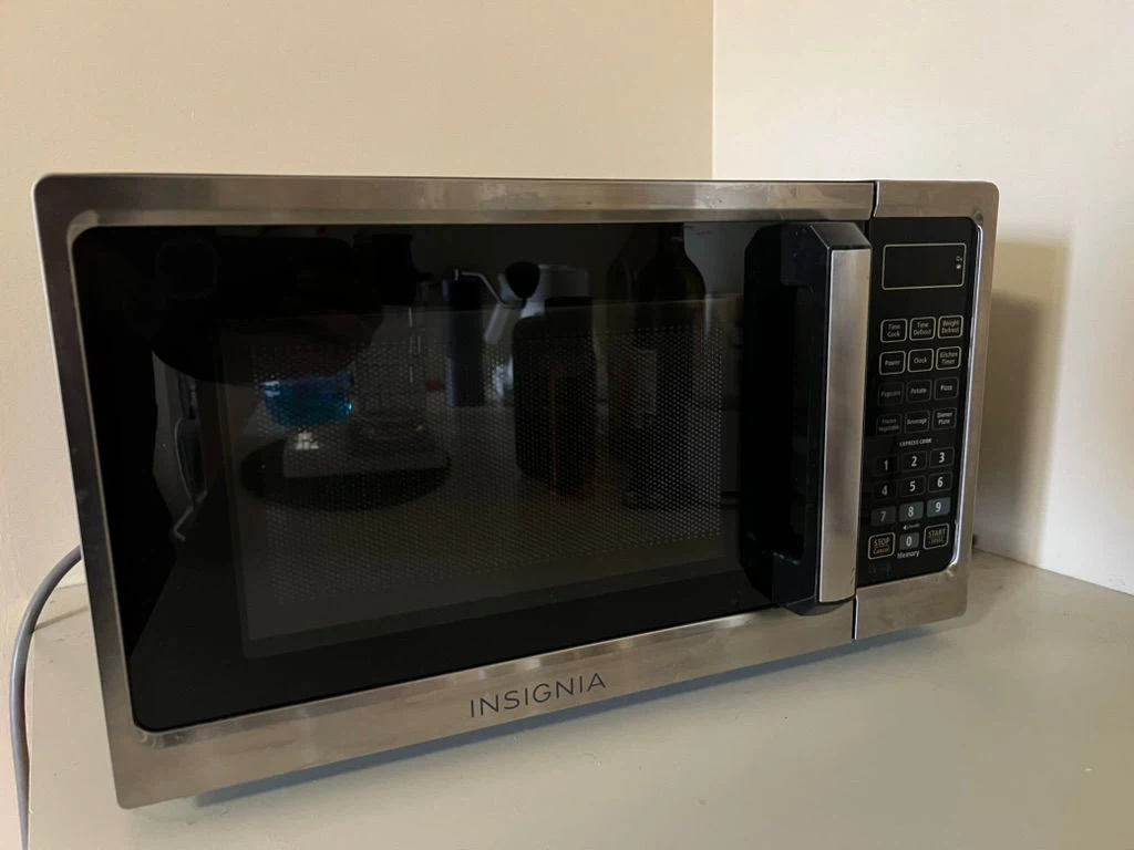 Insignia 7 Cu Ft Countertop Microwave