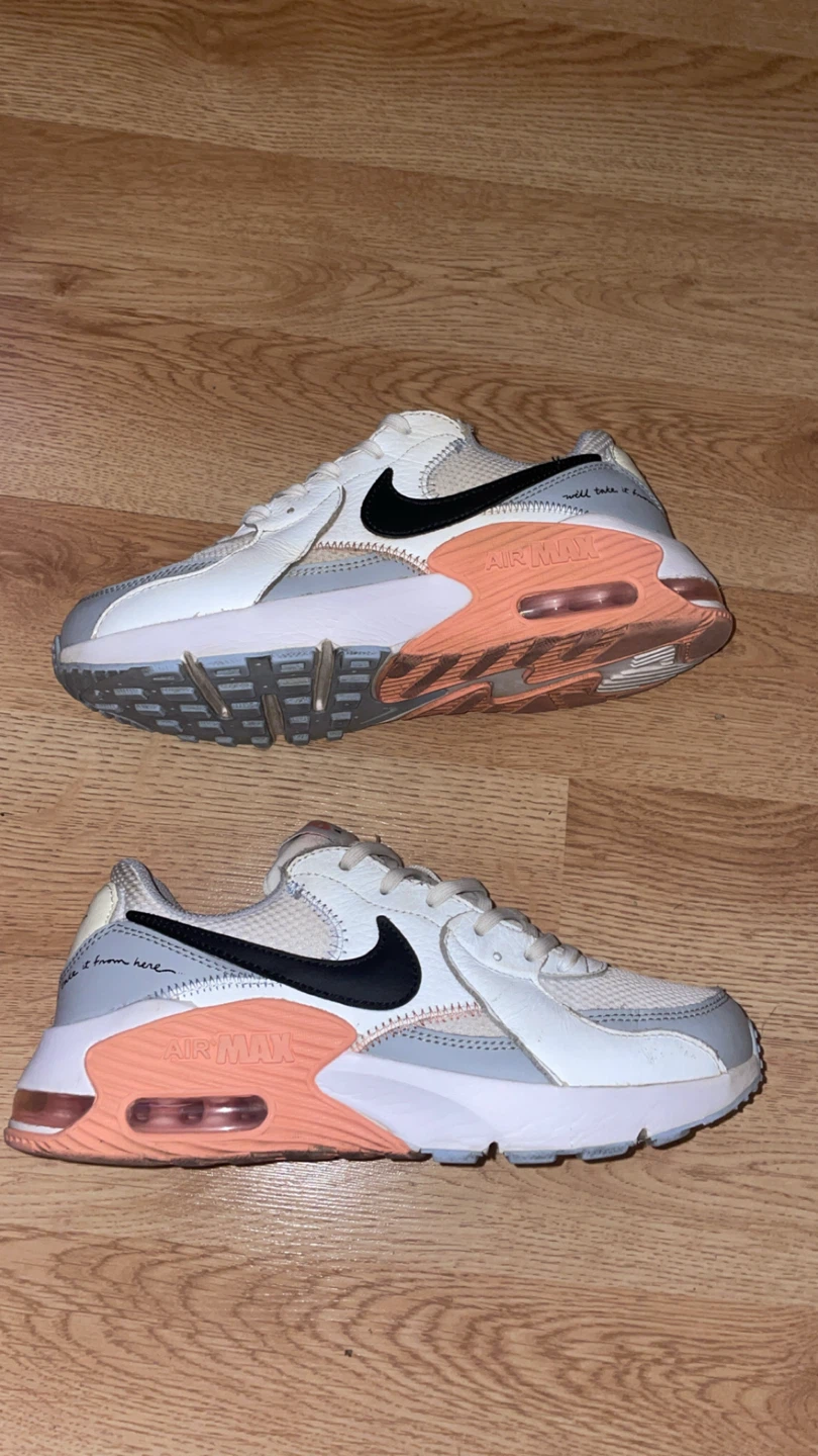 Size 9 women’s airmax 15$