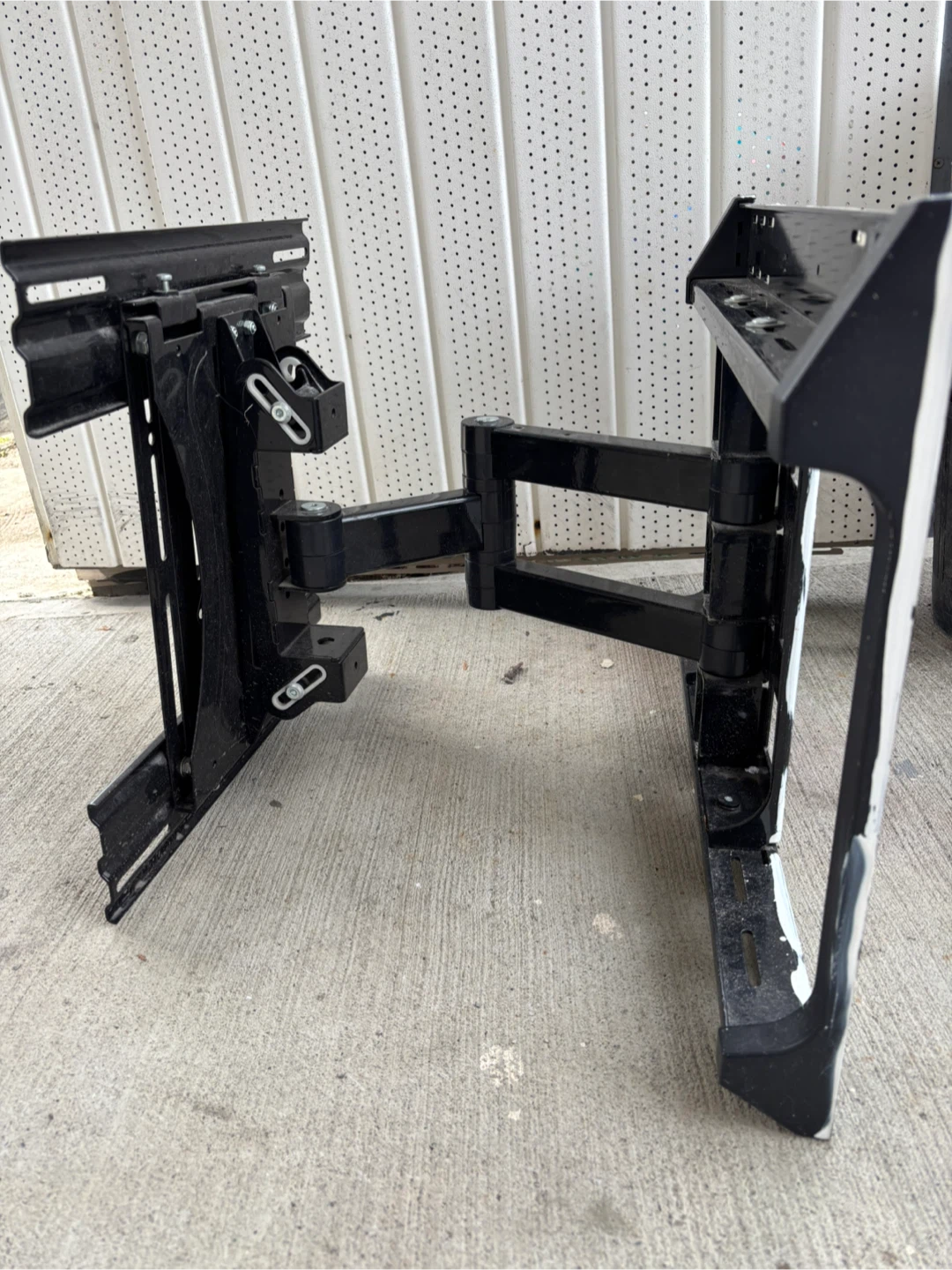 AVF Heavy-Duty Full Motion TV Wall Mount - photo 2