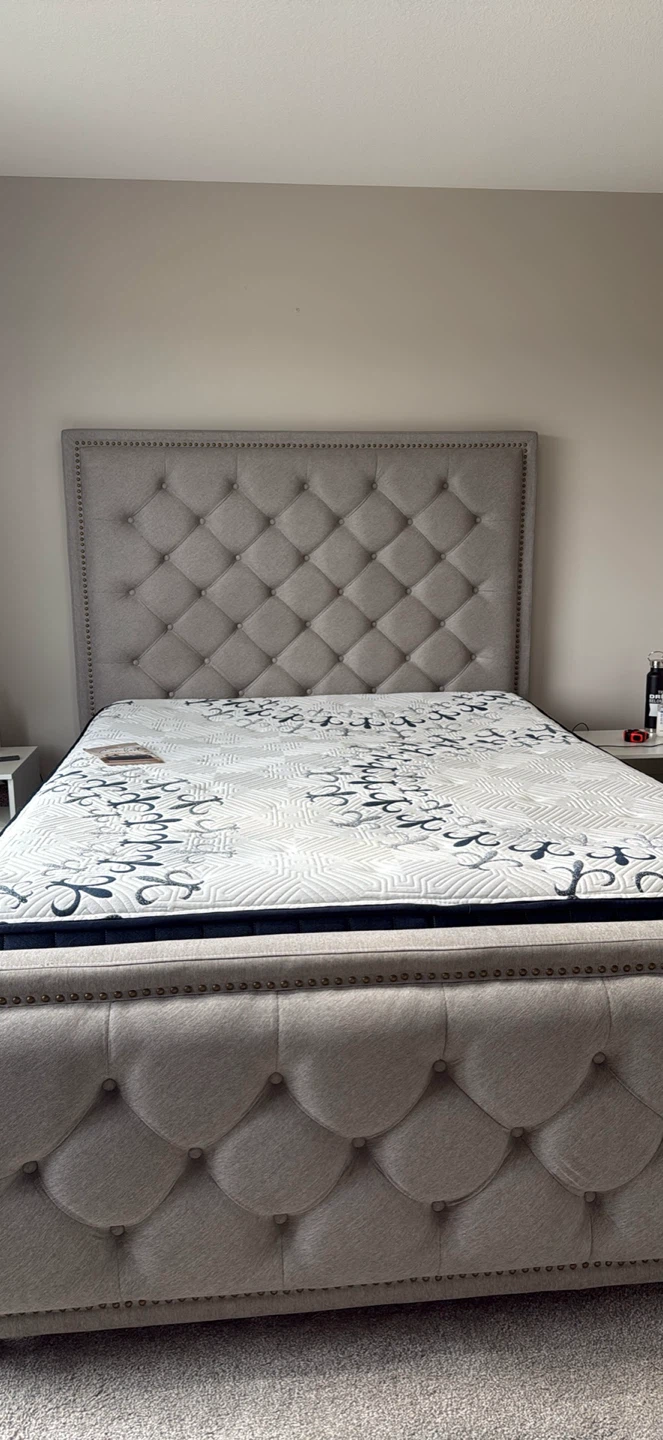 Queen size bed with the mattress - photo 2