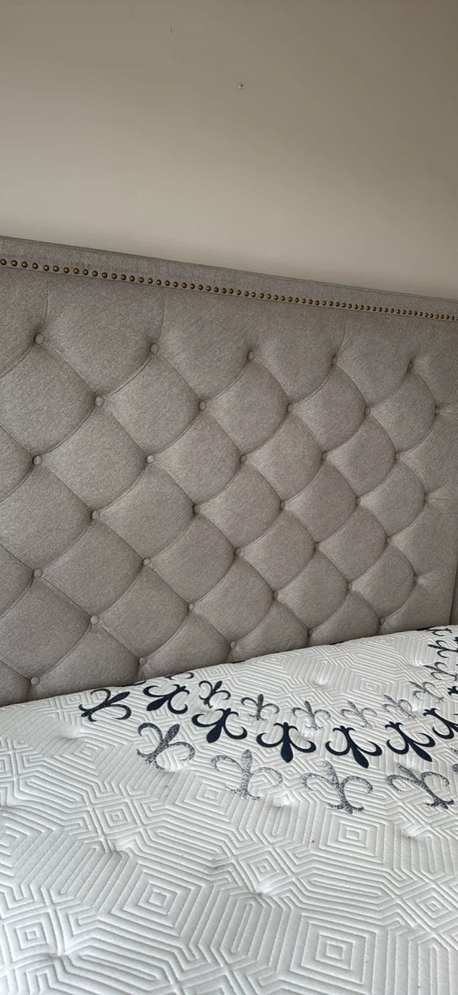 Queen size bed with the mattress - photo 3