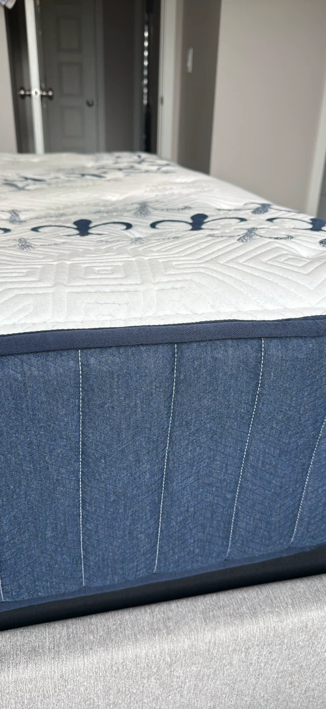 Queen size bed with the mattress - photo 4