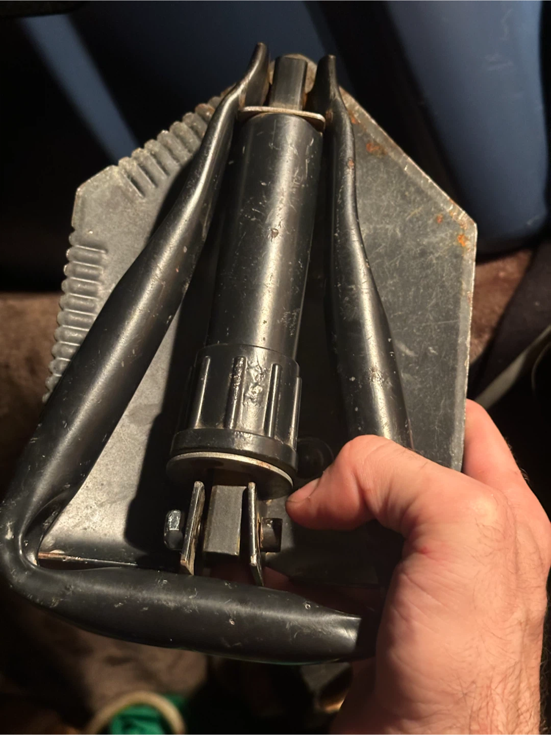 Folding army shovel