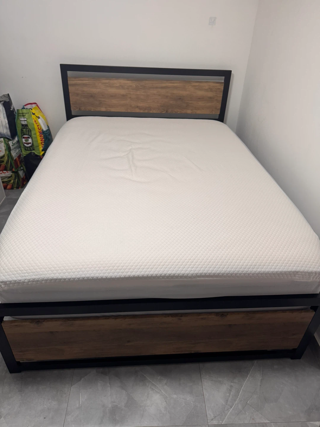 Bed, mattress and tv all for 250 - photo 2