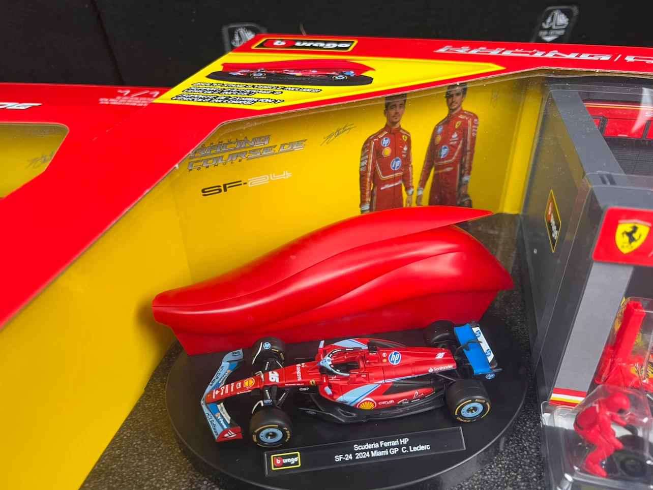 Bburago Ferrari SF-24 1:43 Scale Model Cars & Pit Stop Set - photo 2