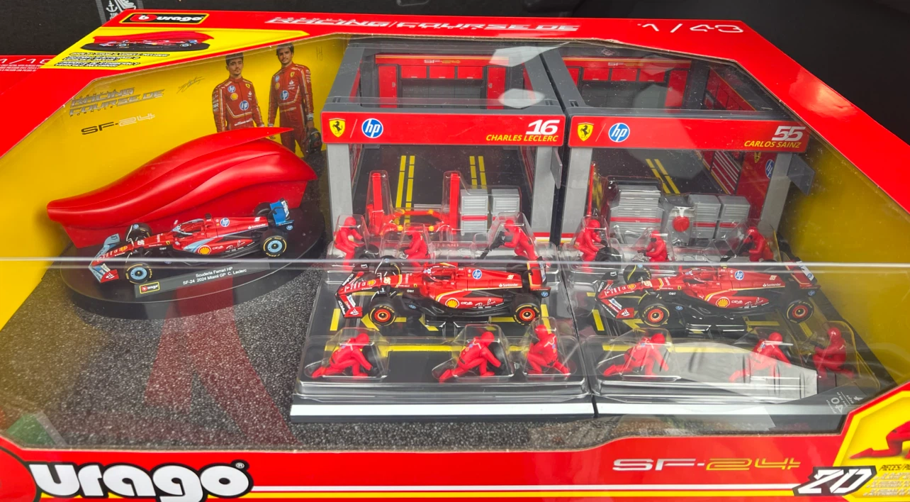 Bburago Ferrari SF-24 1:43 Scale Model Cars & Pit Stop Set - photo 3
