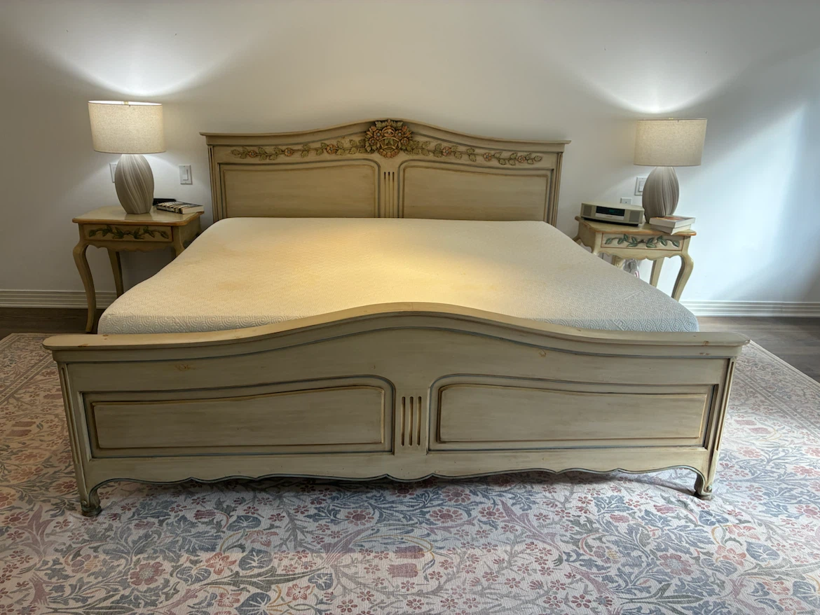 King size bed+ Tempur-pedic mattress and 2 matching end tables - photo 2