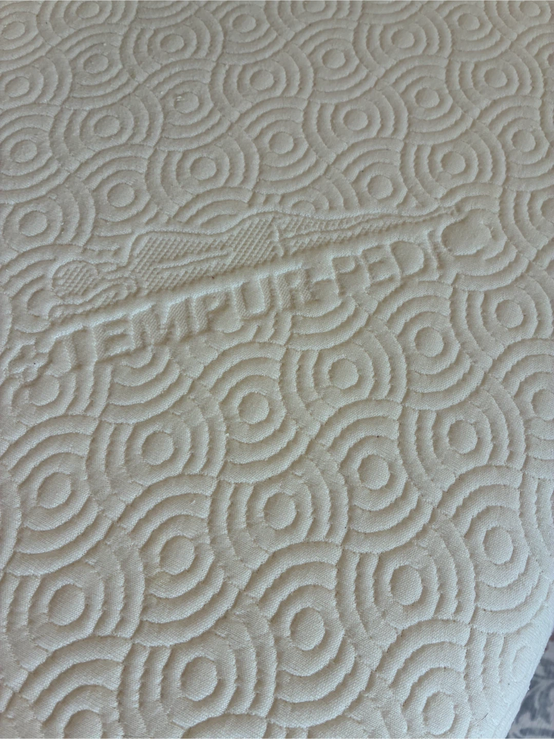 King size bed+ Tempur-pedic mattress and 2 matching end tables - photo 3