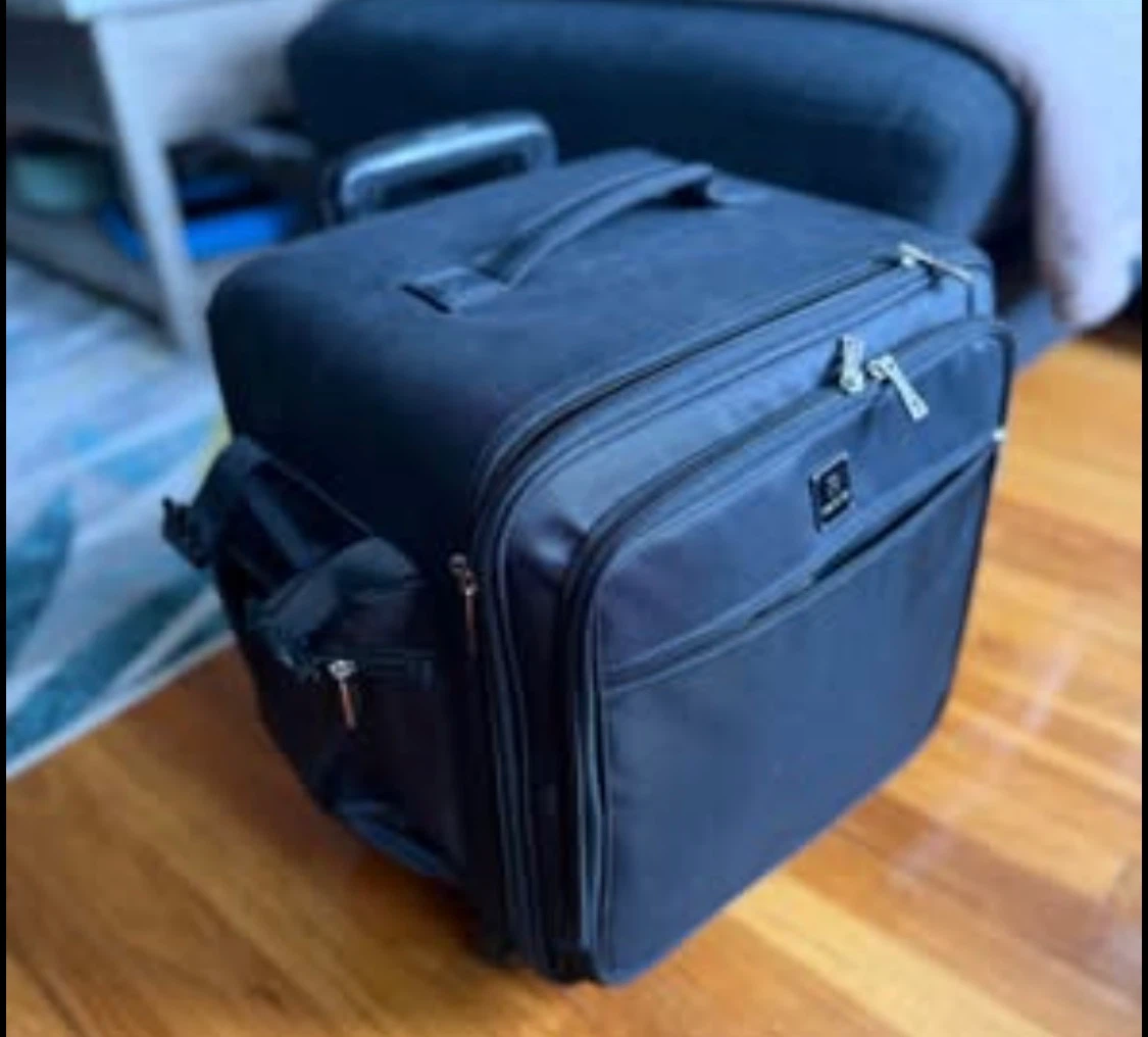 Relavei makeup artist / hairstylist case