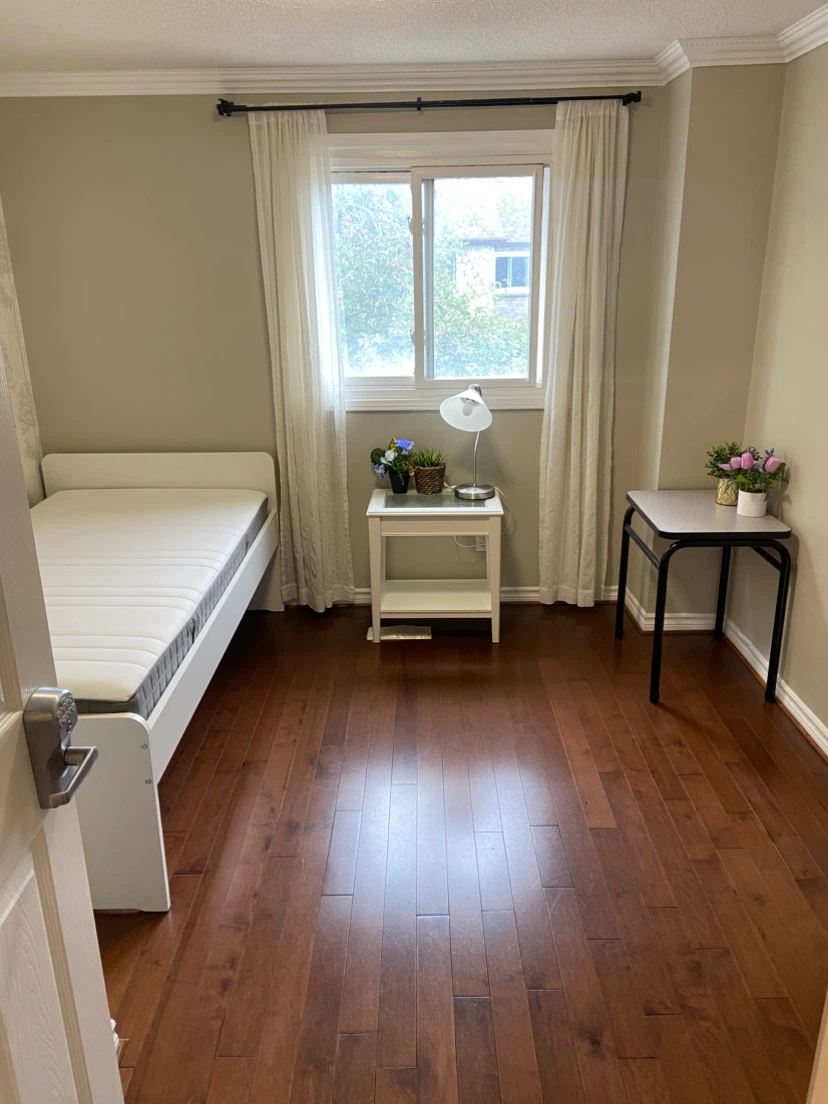 A bedroom to rent $800/month @Yonge-16th Ave