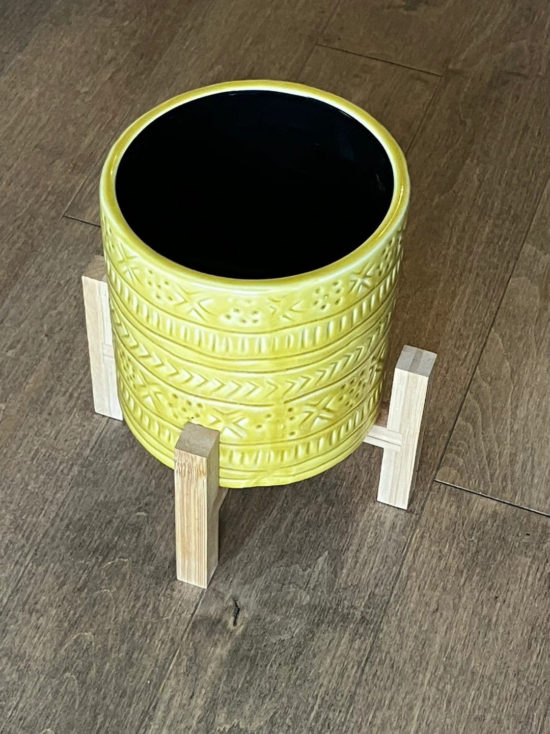 Planter with wooden base / cache pot sur base en bois
