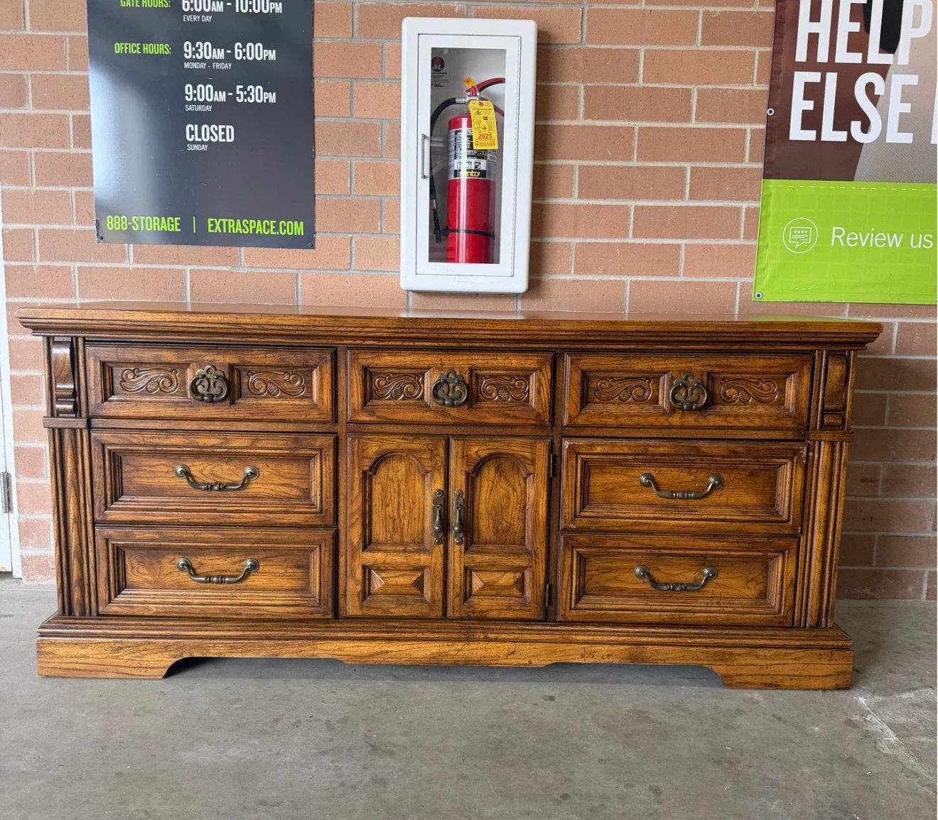 Burlington 9 drawers Dresser