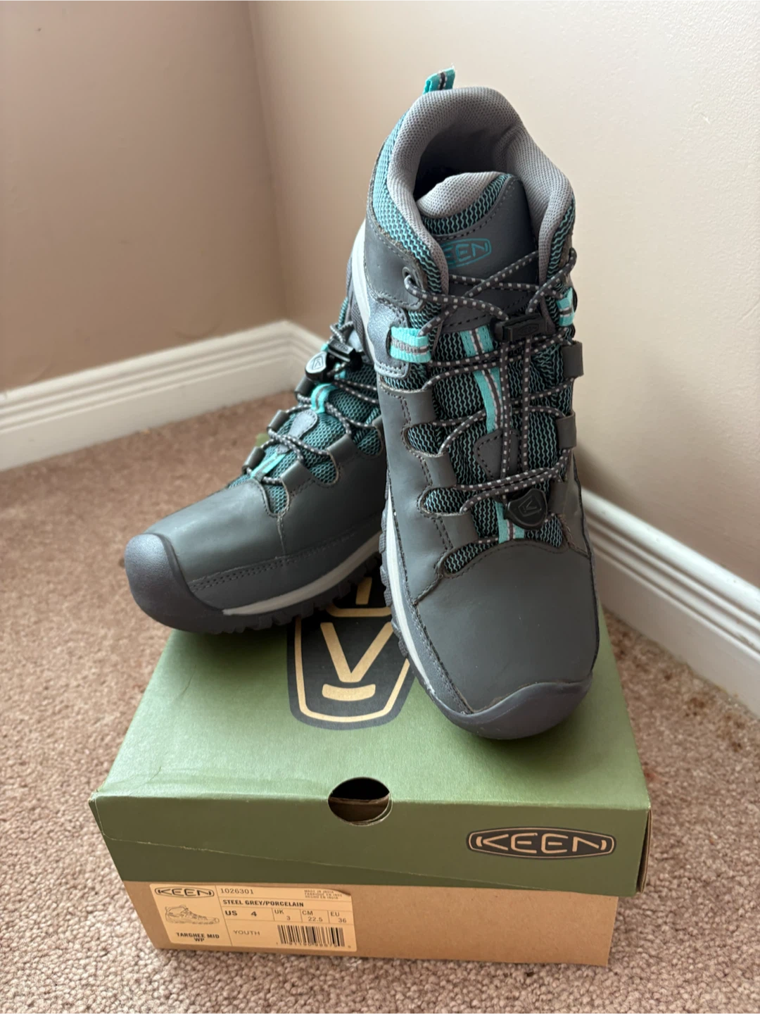 NEW, Keen Kids Targhee Waterproof Hiker boots, size 4.
