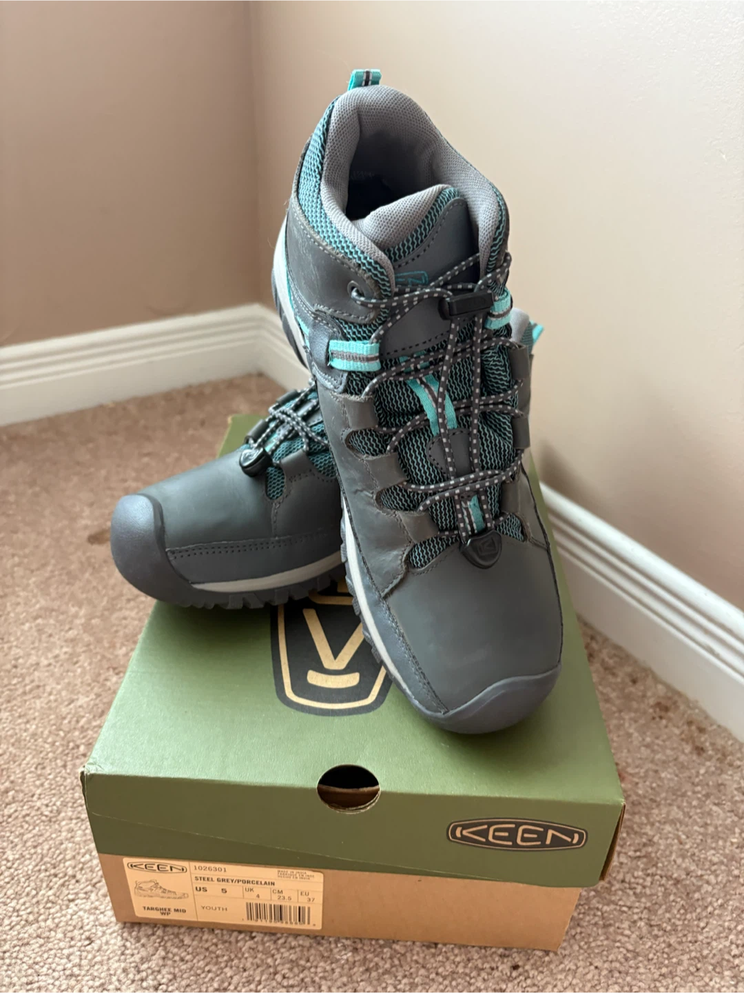 NEW, Keen Kids Targhee Waterproof Hiker boots, size 5 (youth).
