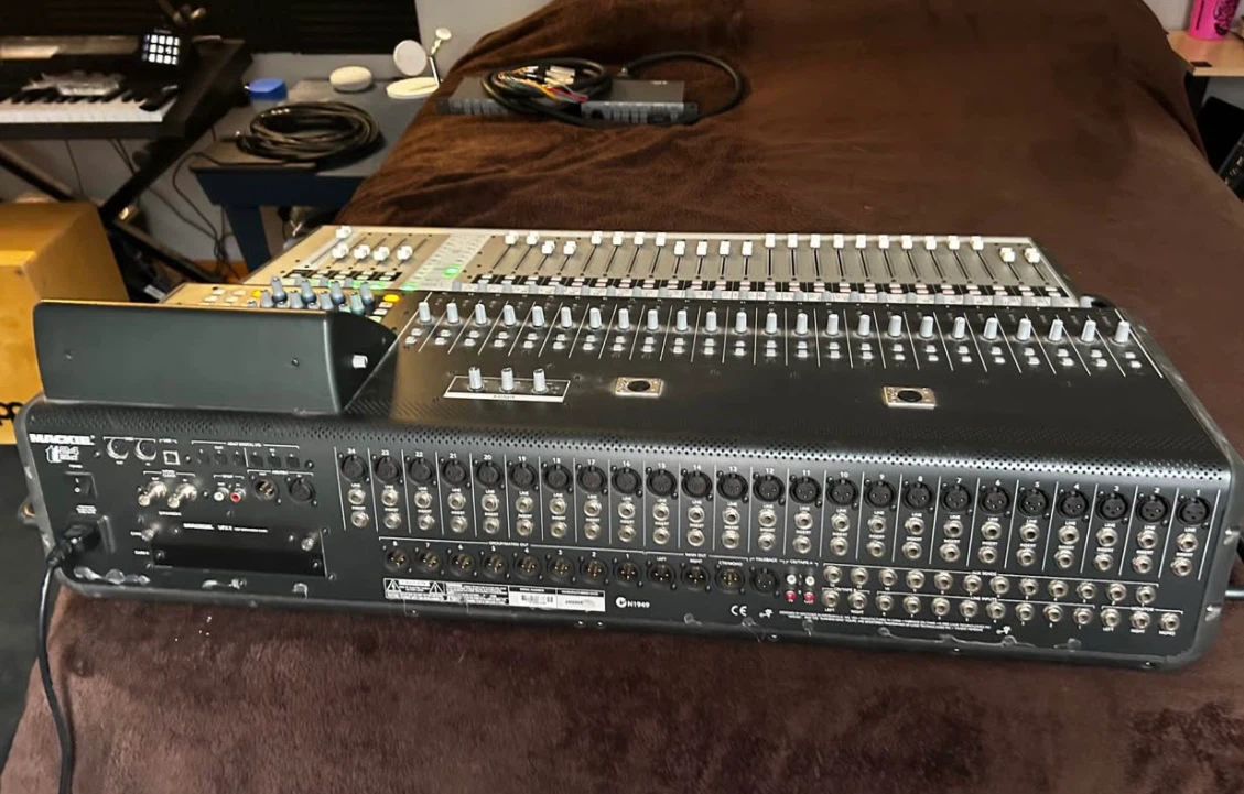 Mackie 1124 Analog Digital Console - photo 2